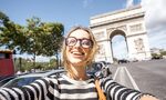 Посещение Триумфальной арки в Париже Фотографии