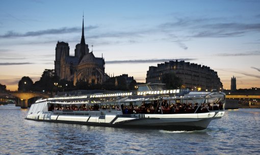 Bateaux Mouches dinner cruise in Paris Photos