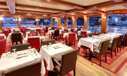Dinner Cruise on the Seine aboard Le Capitaine Fracasse Photos