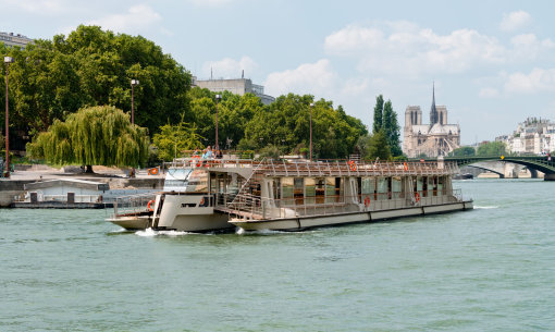 Crociera turistica dalla Torre Eiffel dei Bateaux Parisiens Foto
