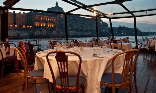 在巴黎塞纳河上的巴黎度过圣诞节 照片