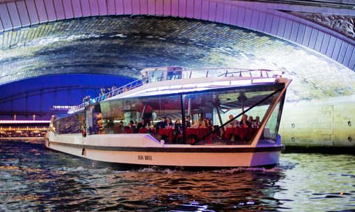 Valentine's Day in Paris aboard the Bateaux-Mouches Photos