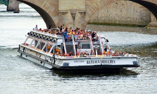 Cruzeiro Panorâmico no Rio Sena com os Bateaux-Mouches de Paris Fotos