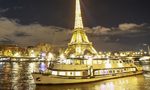 La Péniche Le Signac avec la Tour Eiffel de nuit