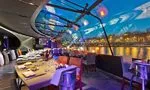 Kerstdinercruises op 24 december in Parijs, Frankrijk, aan boord van de Bateaux Parisiens