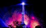 Cruzeiro e fogos de artifício comentados em 14 de julho em Paris