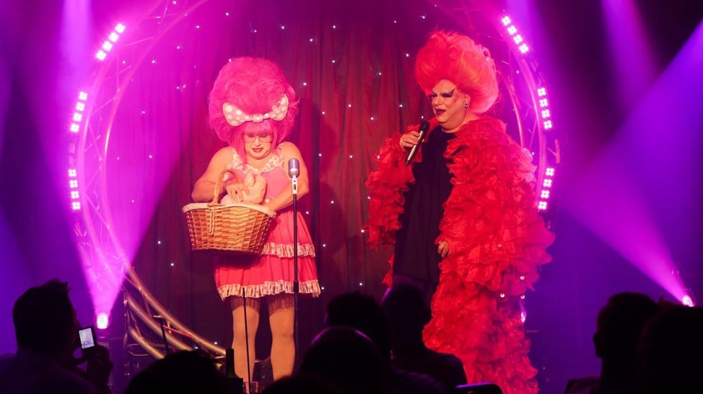 Christmas at Cabaret l'Artishow in Paris Photos 3