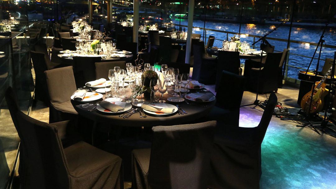 Crociera con cena di San Valentino a Parigi a bordo dei Bateaux Parisiens Foto 3