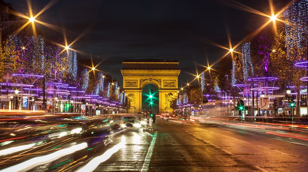 Avenue des Champs Elysées parée de ses décorations de Noël avec perspective sur l'Arc de Triomphe