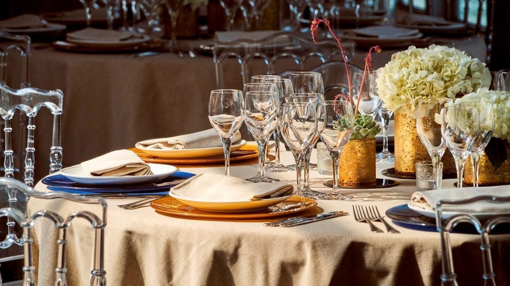 Yachts de Paris - Le Paquebot : intérieur avec tables dressées de jour © Richard Haughton