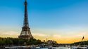 La Tour Eiffel au pied de la Seine