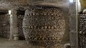 Crypte de la Passion, pilier décoré d'ossements appelé le Tonneau. © Eric Emo Musée Carnavalet - Catacombes Roger-Viollet