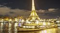 La Péniche Le Signac avec la Tour Eiffel de nuit