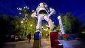 Statue de Buzz l'Eclair à l'entrée de Toy Story Playland de nuit pendant l'évenement Electroland ©DISNEY