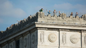 Visiteurs sur la terrasse de l'Arc de Triomphe à Paris