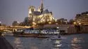 Kreuzfahrten mit Weihnachtsessen am 24. Dezember in Paris, Frankreich, an Bord der Bateaux Parisiens