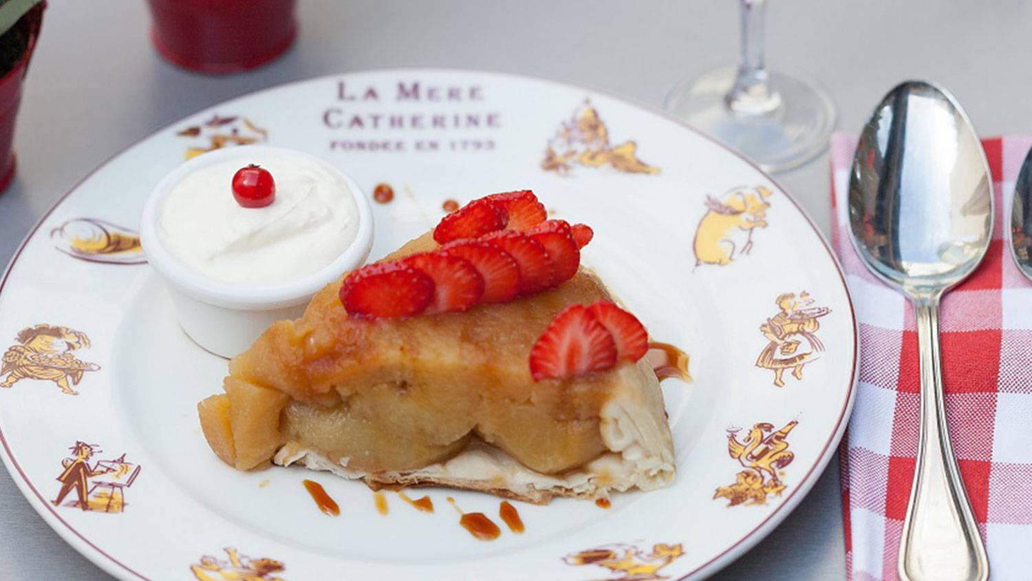 New Year's Eve dinner at La Mère Catherine restaurant in Paris Photos 3