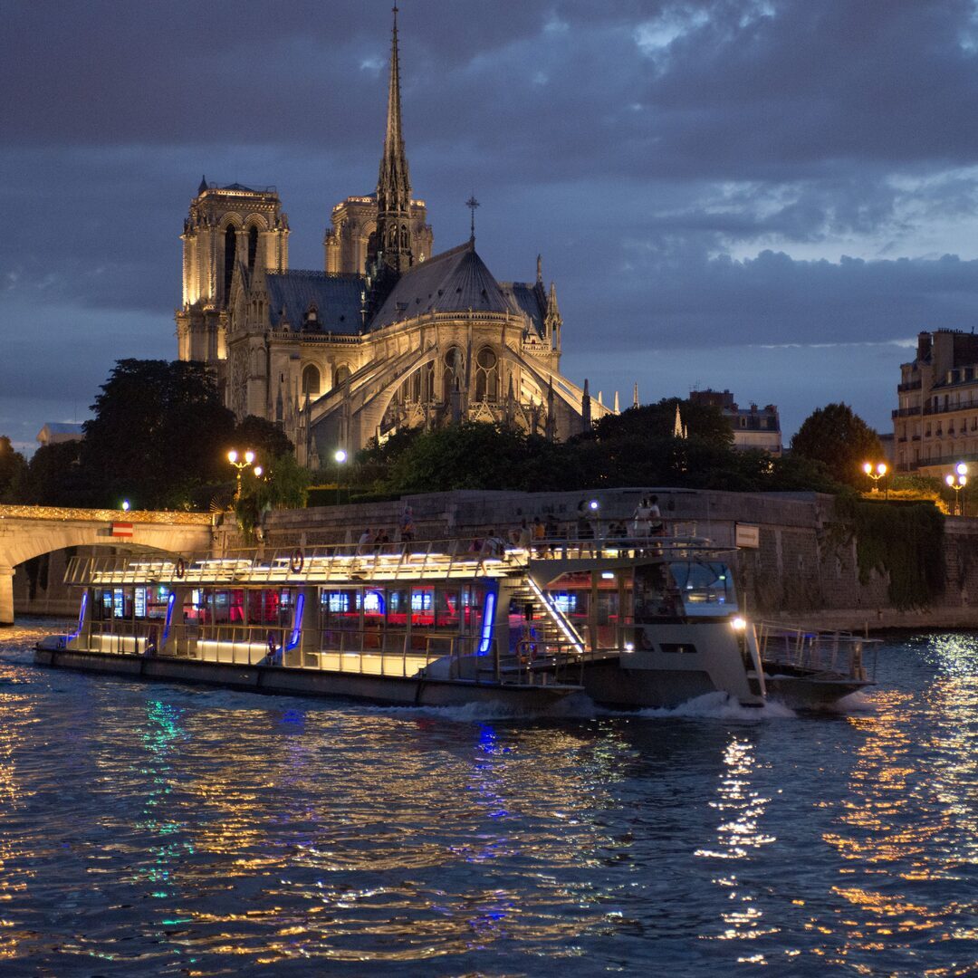 Valentine's Day Sightseeing Cruise in Paris • Information, Prices & Booking
