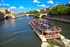 Un barco de paseo de la flota de los Bateaux Parisiens