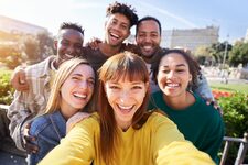 Groupe d'amis heureux au soleil pendant les vacances de printemps à Paris