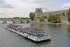 Un barco turístico en el Sena en París