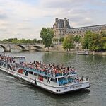 Un bateau mouche sur la Seine à Paris