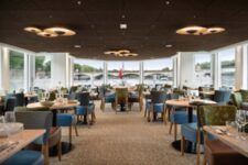 Sala de jantar elegante a bordo do Capitaine Fracasse, um dos dois barcos da Compagnie de la Seine