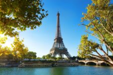 Battelli turistici attraccati vicino alla Torre Eiffel in una giornata soleggiata