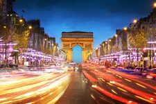 Champs-Élysées illuminés avec l’Arc de Triomphe de nuit et les lumières des voitures en filé