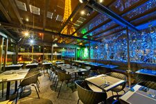 Restaurante decorado para o Ano Novo com vista da Torre Eiffel iluminada