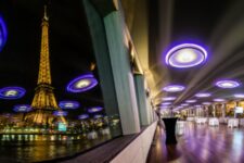 Interior elegante de um barco com vista noturna da Torre Eiffel iluminada