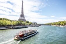 Bateau promenade naviguant sur la Seine avec la Tour Eiffel en arrière-plan