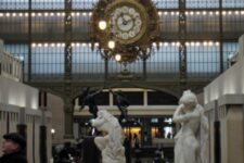 Innenraum des Musée d’Orsay mit der großen Uhr und Skulpturen