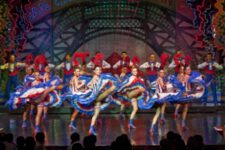 Dançarinas de cancan francês se apresentando no palco de um cabaré parisiense