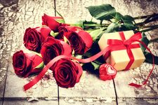 Roses rouges et coffret cadeau pour un dîner romantique de Saint-Valentin à Paris
