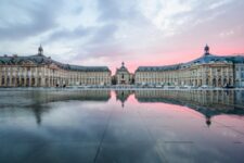 Découvrez Bordeaux, capitale mondiale du vin et ville classée au patrimoine mondial de l'UNESCO : la place de la Bourse et son Miroir d'eau, les quais de la Garonne, la Cité du Vin et les grands vignobles du Médoc et de Saint-Émilion. Visites guidées, croisières, dégustations et excursions.