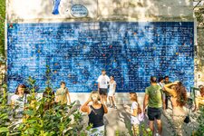 Besucher im Juli in der Nähe der Mauer der "Ich liebe Dich", in Montmartre, Paris, Frankreich