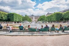 Une belle scène de rue en août dans la ville de Paris, France, avec un ciel bleu clair au-dessus.