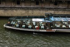 Brunch flottant sur la Seine