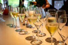 在巴黎品尝香槟